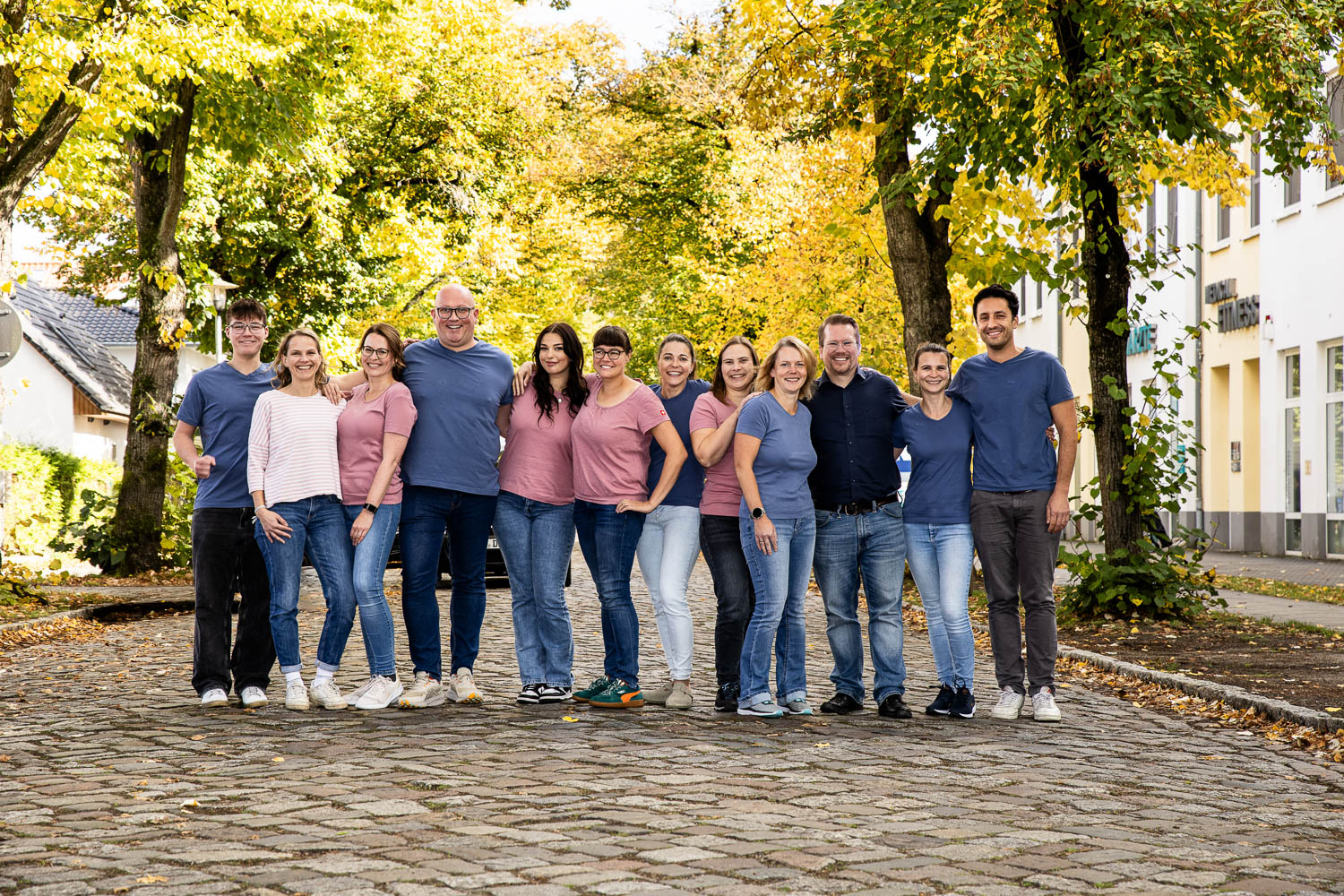 Mitarbeiterfoto Kinderärzte Team Berlin - Gruppenfoto der Praxis Kiessling-Fröhlich vor Herbstkulisse, professionelle Teamfotografie von Annette Koroll